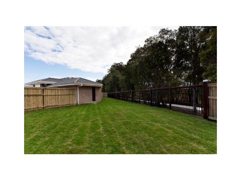 8 Pyrus Place, Redland Bay QLD 4165