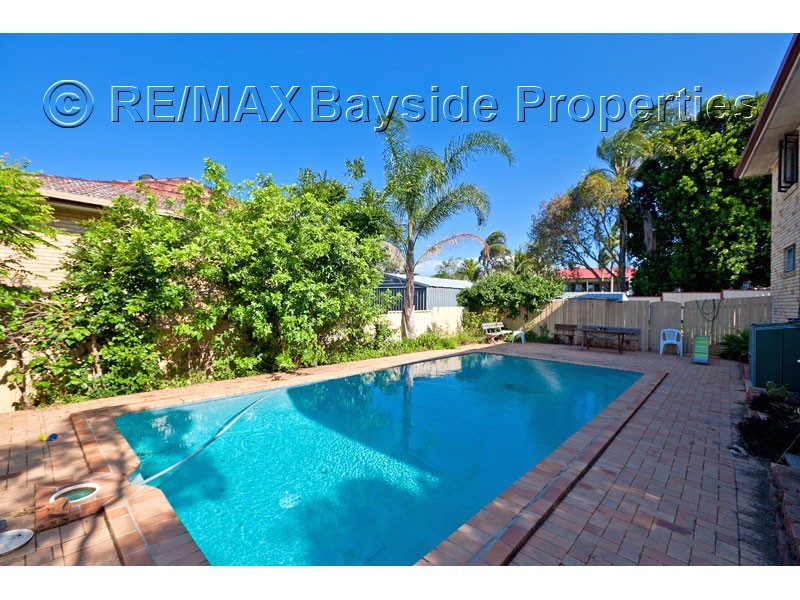 11 Gordon Parade, Manly QLD 4179