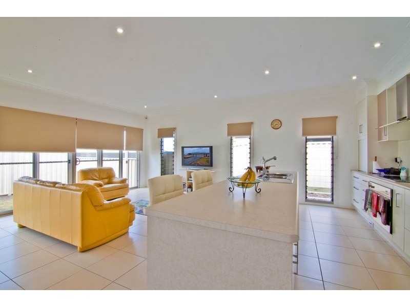 14 Magnetic Place, Redland Bay QLD 4165