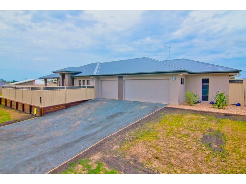 14 Magnetic Place, Redland Bay QLD 4165