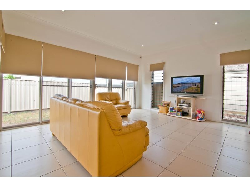 14 Magnetic Place, Redland Bay QLD 4165