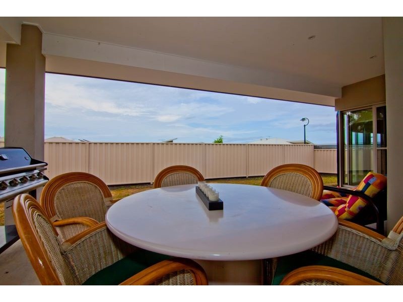 14 Magnetic Place, Redland Bay QLD 4165
