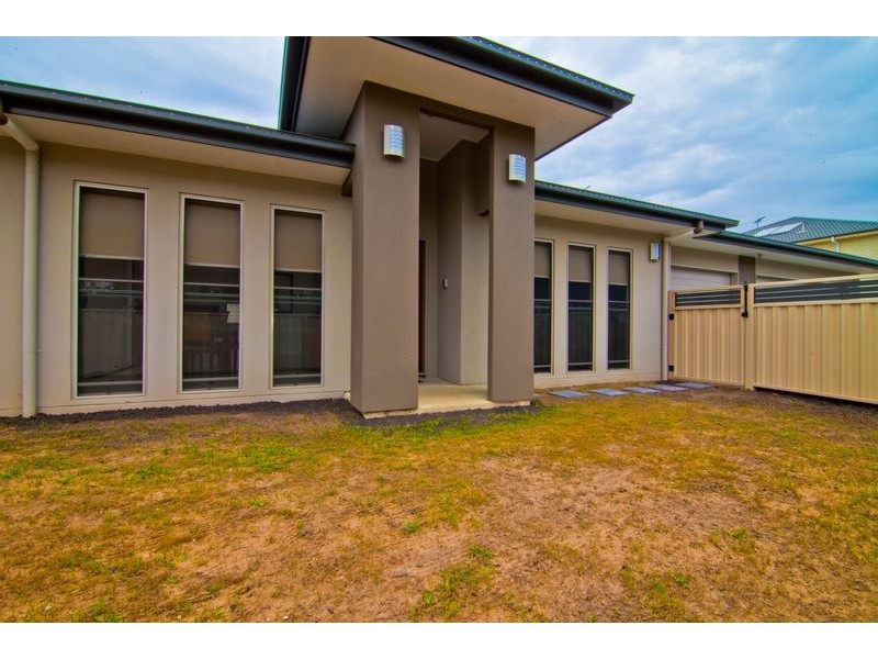 14 Magnetic Place, Redland Bay QLD 4165