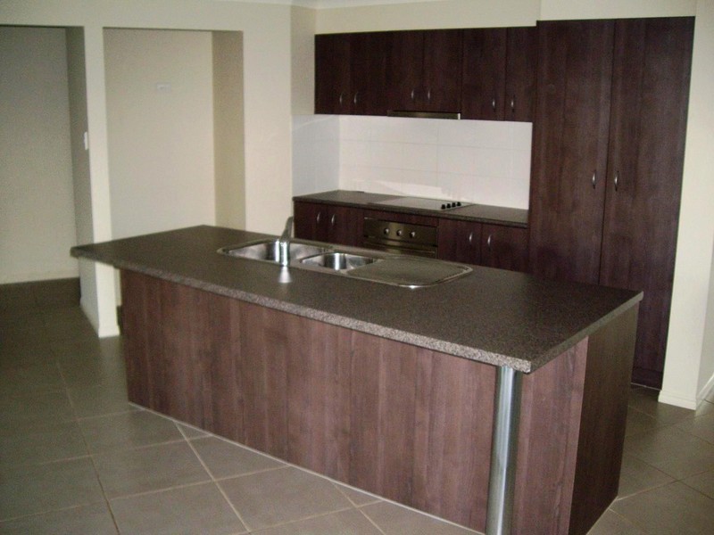 10 Newcomb Court, Redland Bay QLD 4165