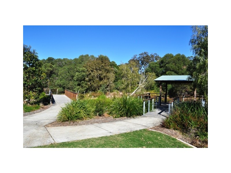 19 Lois Place, Redland Bay QLD 4165