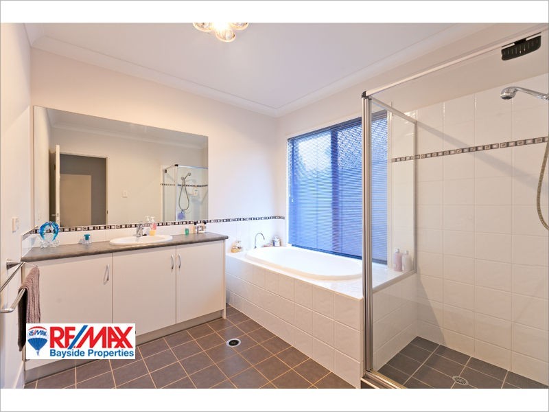 11 Caswell Cres, Redland Bay QLD 4165