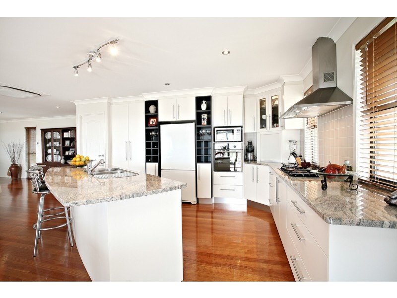 8 Bribie Close, Redland Bay QLD 4165