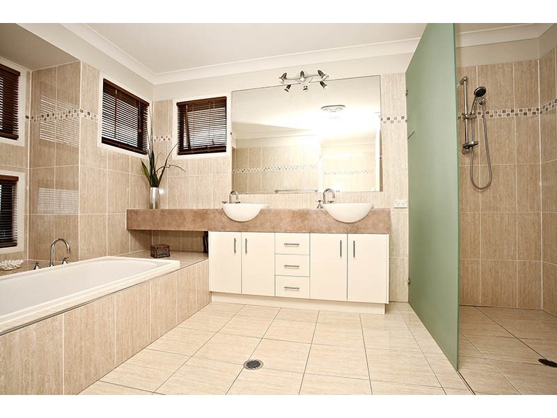 8 Bribie Close, Redland Bay QLD 4165