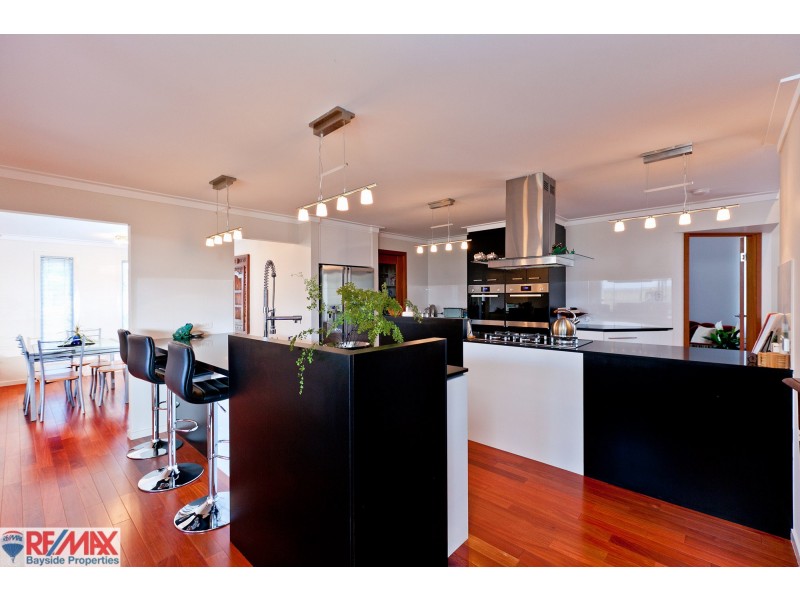 4 Lois Place, Redland Bay QLD 4165