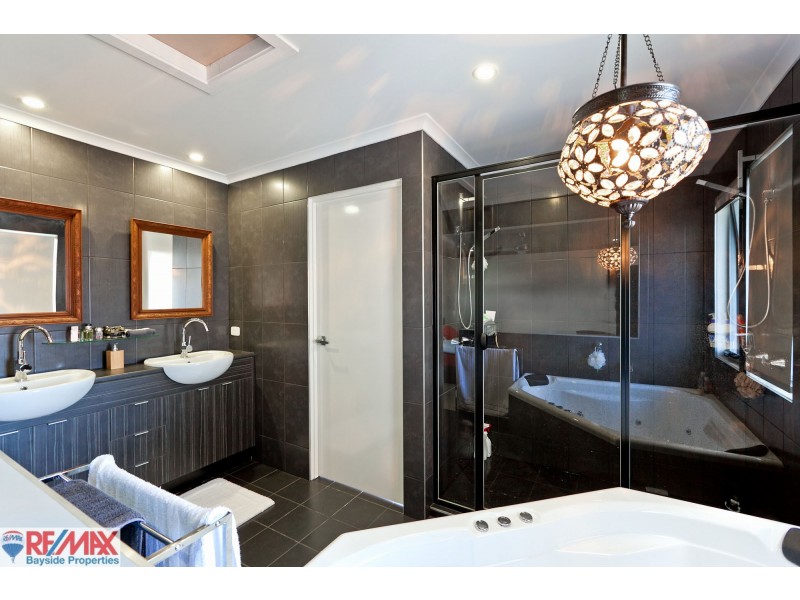 4 Lois Place, Redland Bay QLD 4165