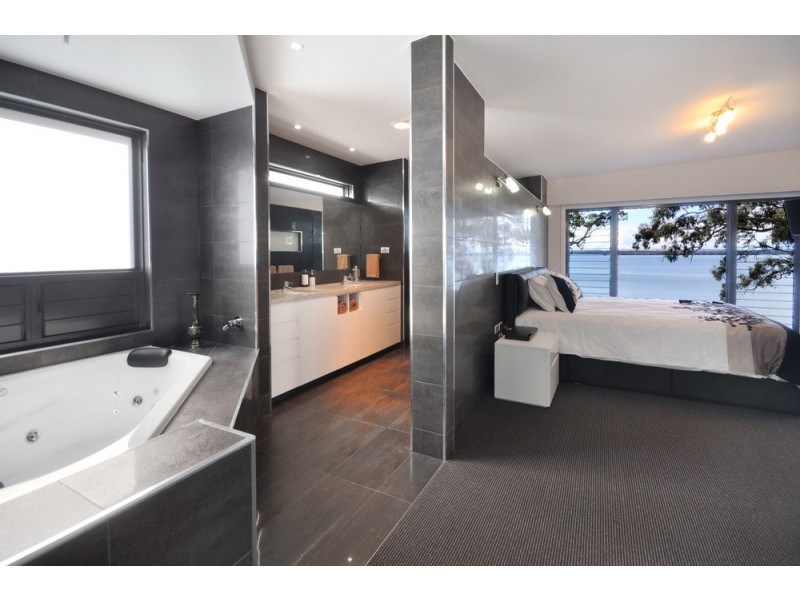 1 BAY STREET, Redland Bay QLD 4165