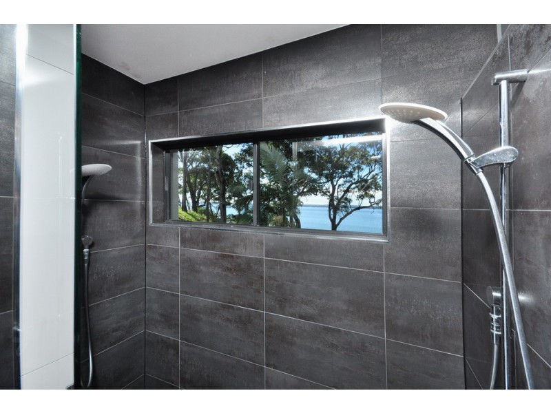 1 BAY STREET, Redland Bay QLD 4165