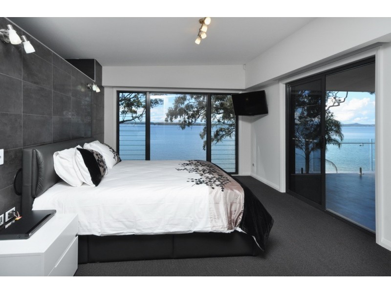 1 BAY STREET, Redland Bay QLD 4165