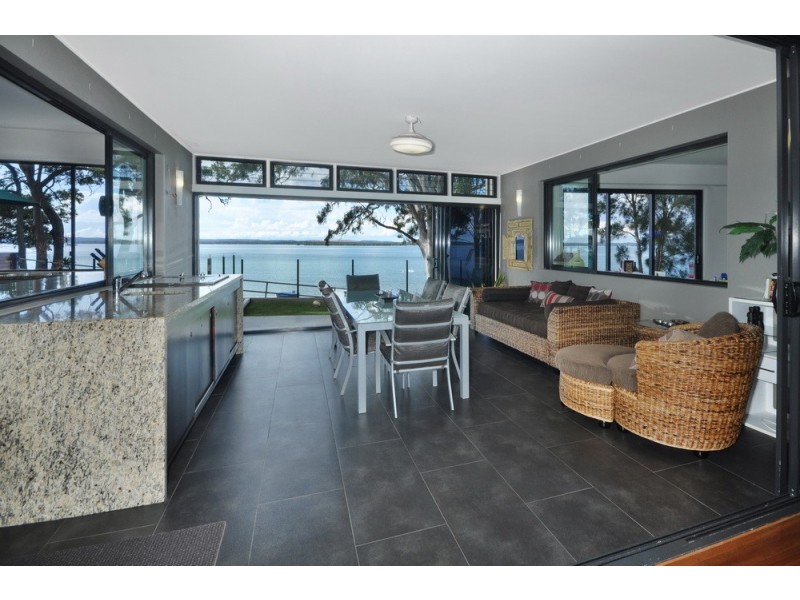 1 BAY STREET, Redland Bay QLD 4165