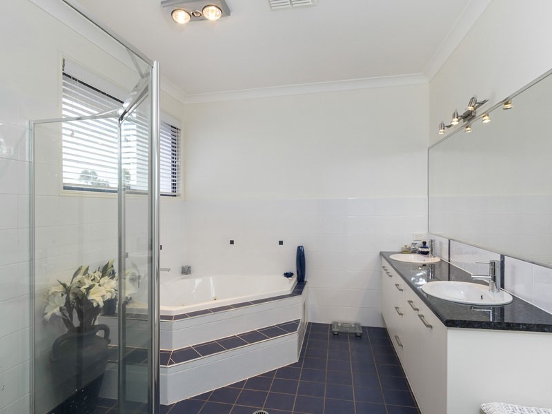 1 WATERVALE DRIVE, Redland Bay QLD 4165