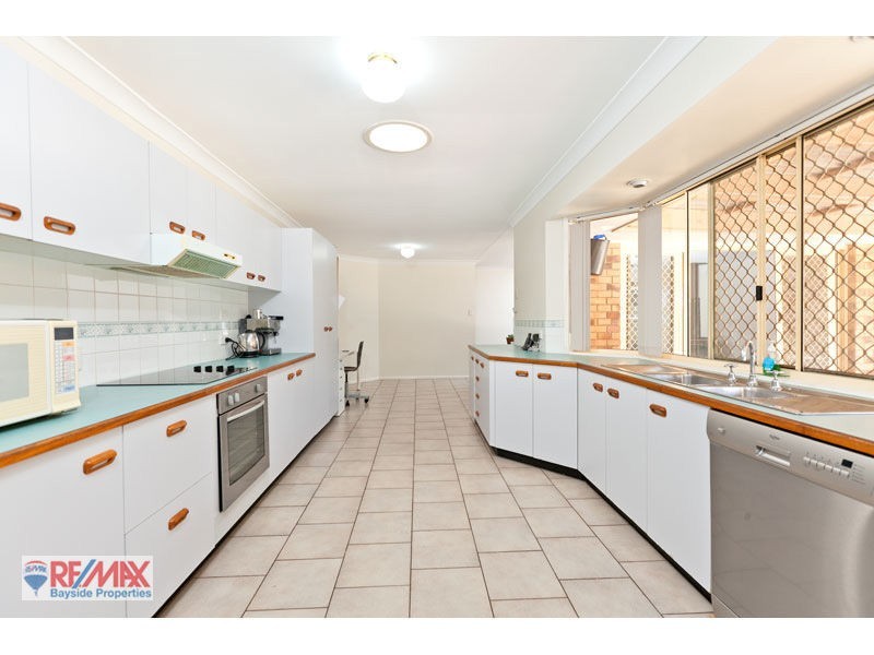 18 Redgrove Ave, Wellington Point QLD 4160