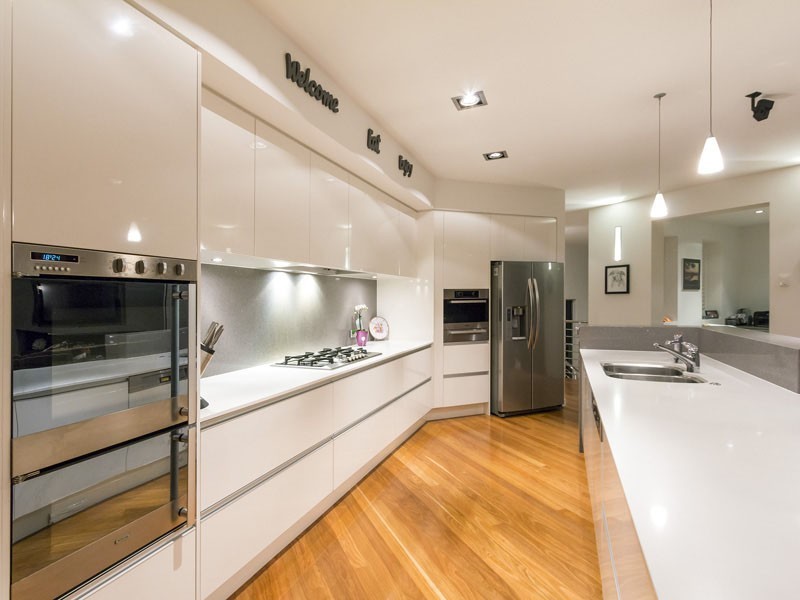 18 Portsmouth Place, Raby Bay QLD 4163