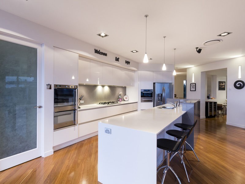 18 Portsmouth Place, Raby Bay QLD 4163