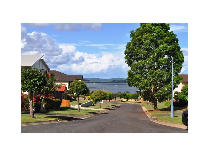 8 Waterfront Pl, Redland Bay QLD 4165