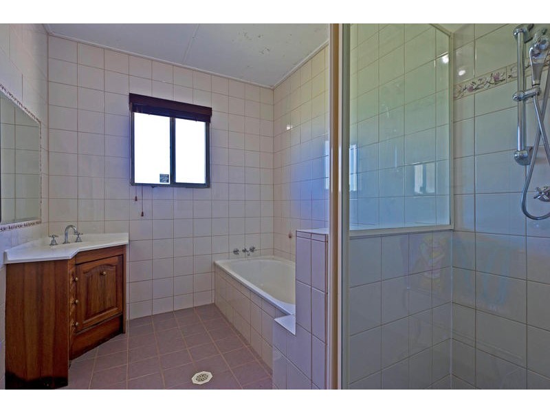 2 Larch rd, Tamborine QLD 4270