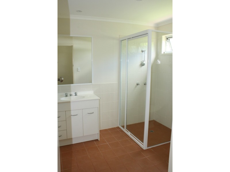 18 Central Ave, Eagle Heights QLD 4271