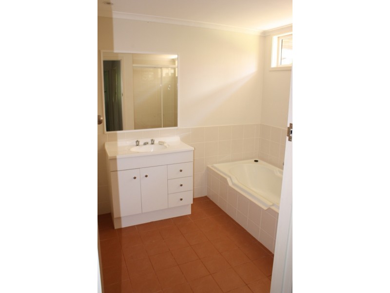 18 Central Ave, Eagle Heights QLD 4271