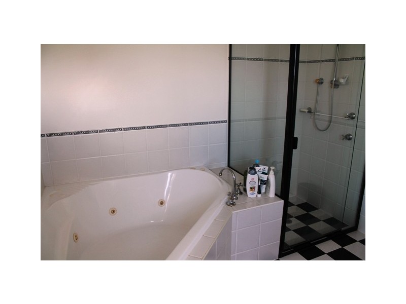 38 Paradise Drive, Eagle Heights QLD 4271