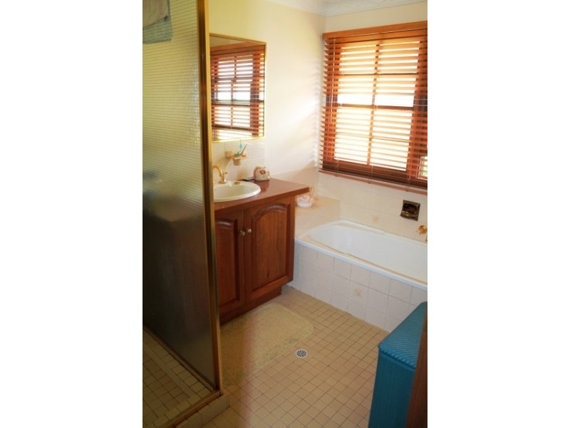 1 Lookout Pde, Tamborine Mountain QLD 4272