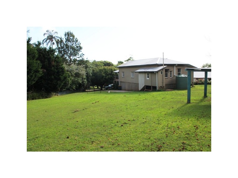 8 Golfers Cres, Tamborine Mountain QLD 4272