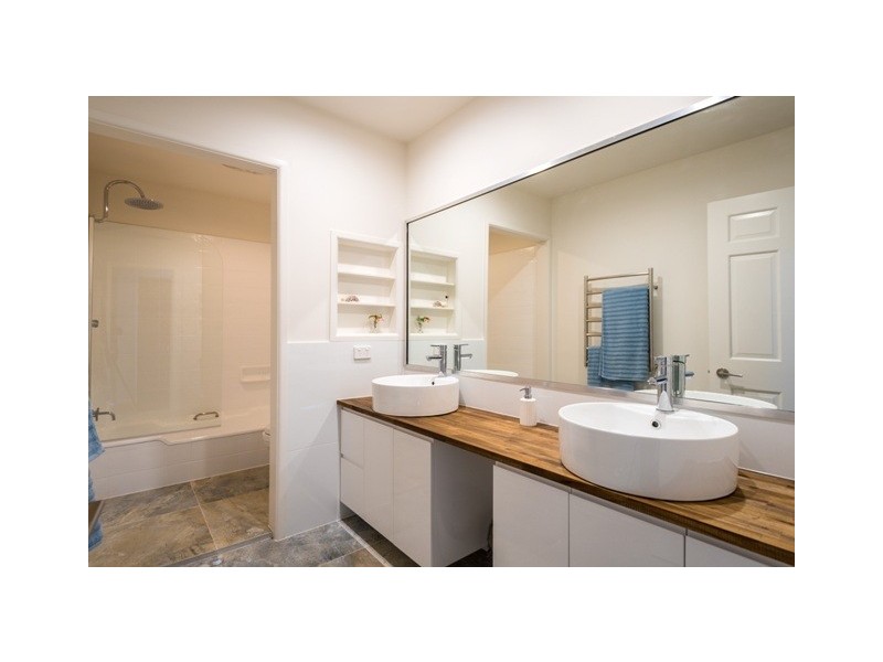 68 to 70 Siganto Street, Tamborine Mountain QLD 4272