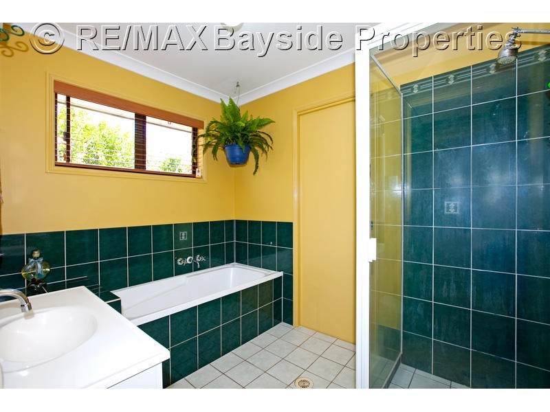 8 Mashie Place, Redland Bay QLD 4165
