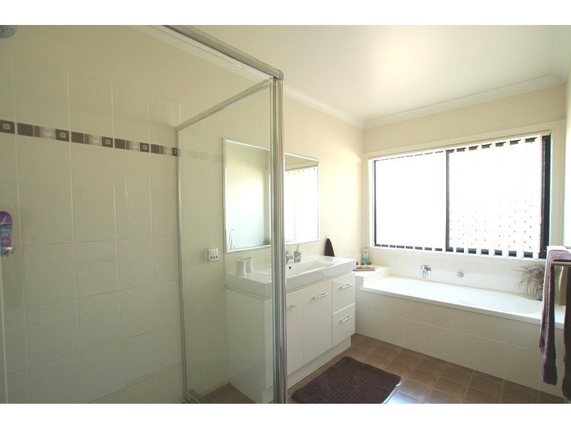 20 Emperor Drive, Redland Bay QLD 4165