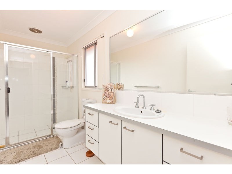 5 Whitsunday Place, Redland Bay QLD 4165