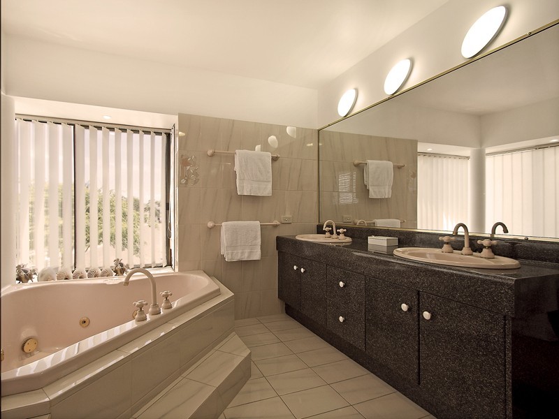 24 MAINROYAL CRT, Raby Bay QLD 4163