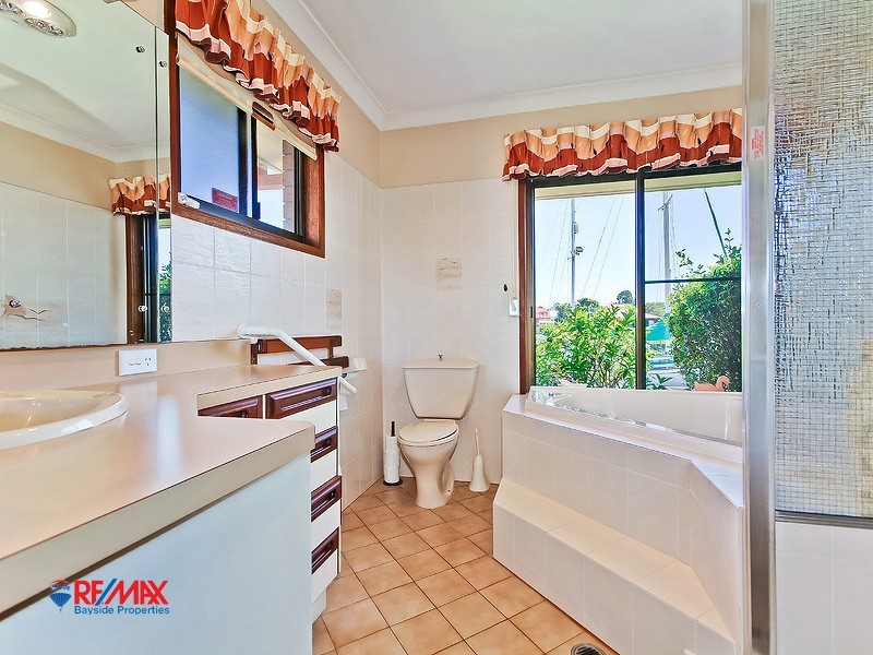 14 Bowsprit Parade, Raby Bay QLD 4163