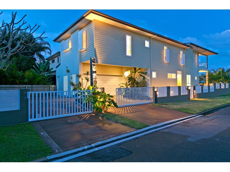 803 The Esplanade, Lota QLD 4179