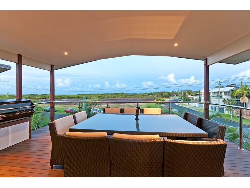 803 The Esplanade, Lota QLD 4179