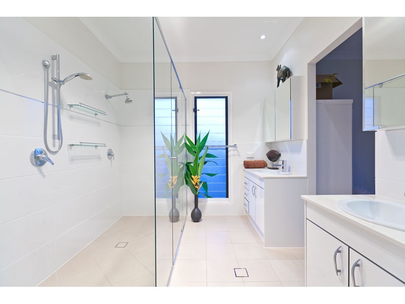 803 The Esplanade, Lota QLD 4179