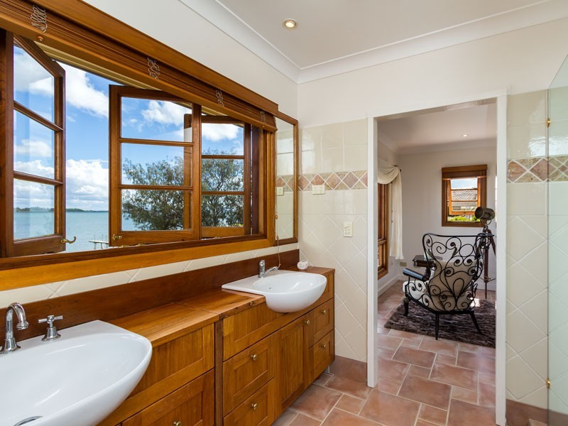 216 Shore Street North, Cleveland QLD 4163