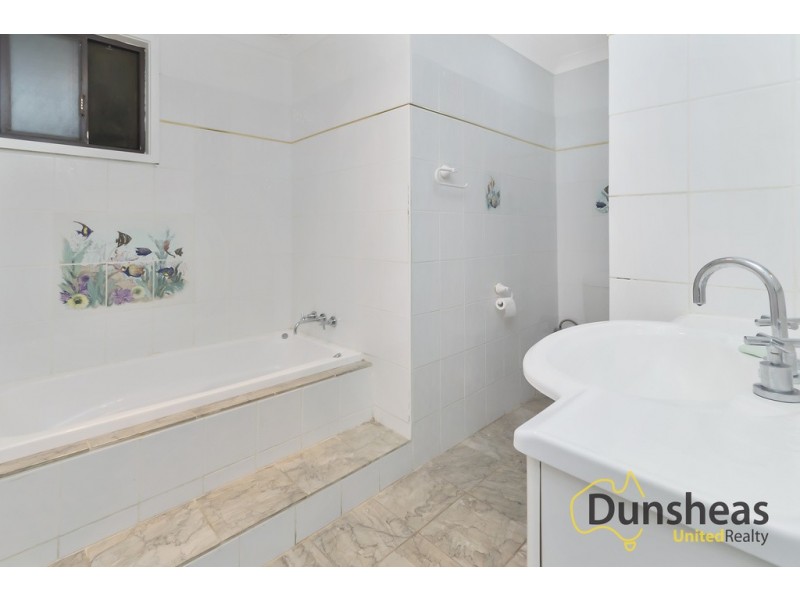 4 Ohlfsen Road, Minto NSW 2566