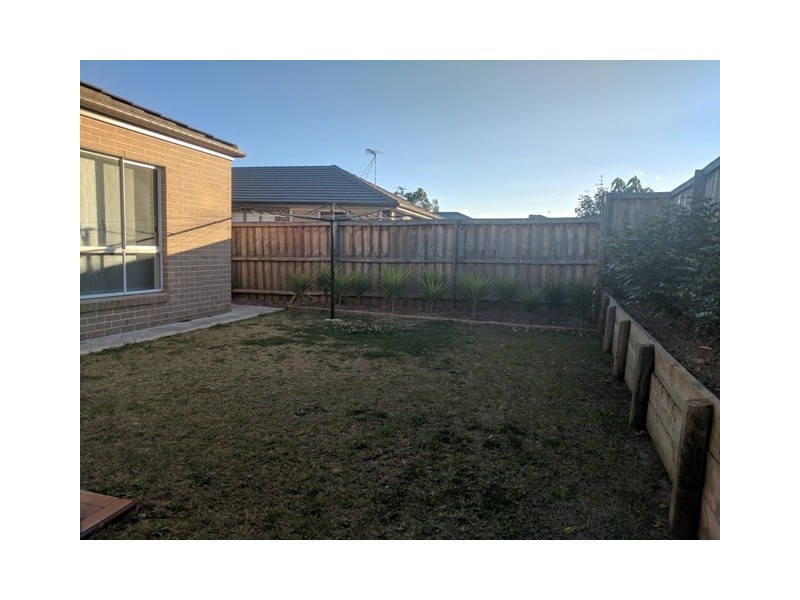 6 Jarvesfield Place, Macquarie Links NSW 2565