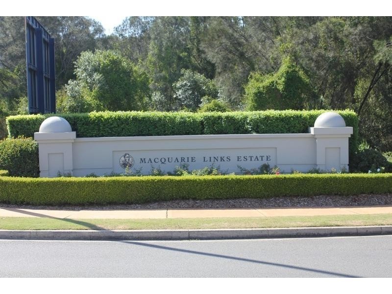 10 Forbes Way, Macquarie Links NSW 2565