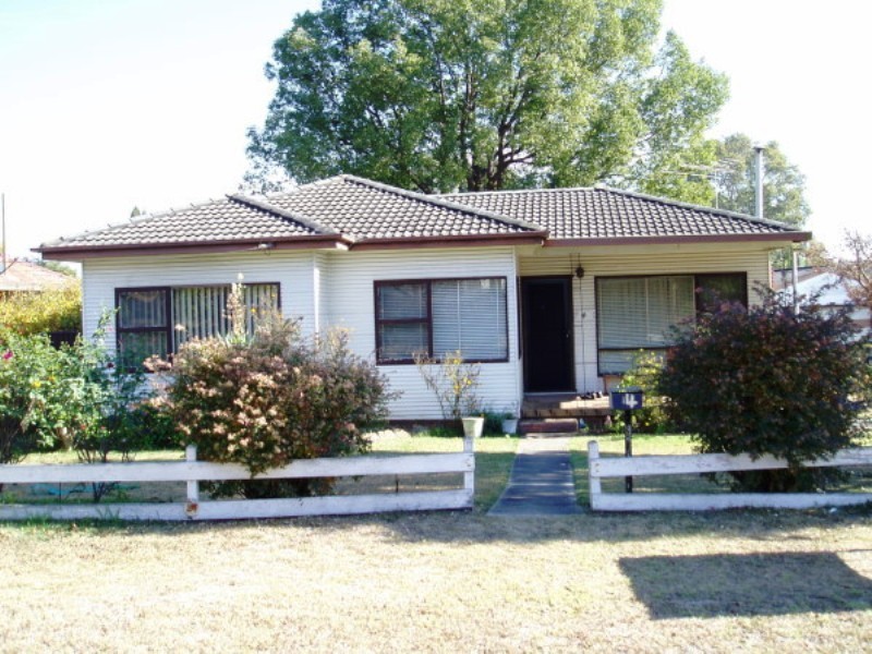 4 Gloucester Street, Macquarie Fields NSW 2564