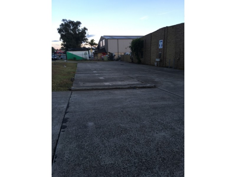 1/8 Pembury Road, Minto NSW 2566