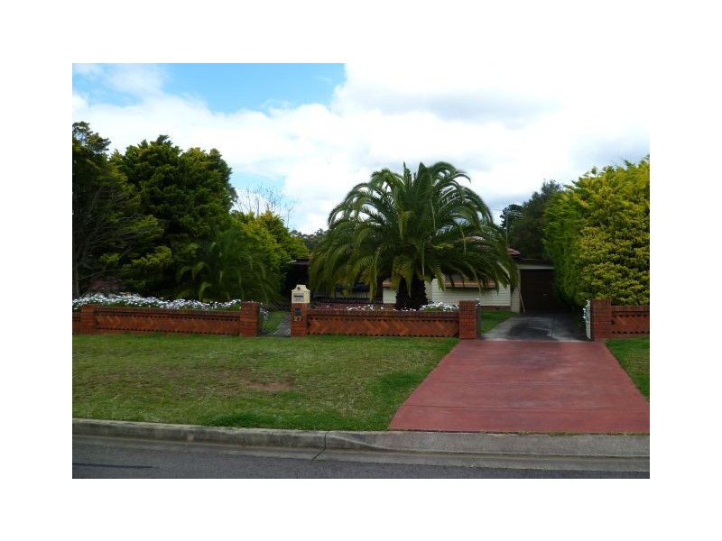 27 Hyacinth Avenue, Macquarie Fields NSW 2564