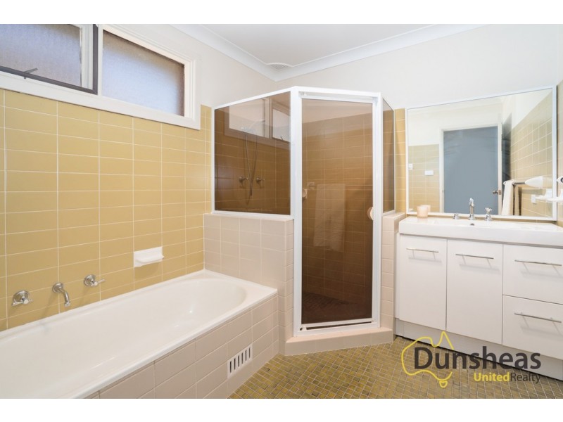 4 Yule Place, Glenfield NSW 2167