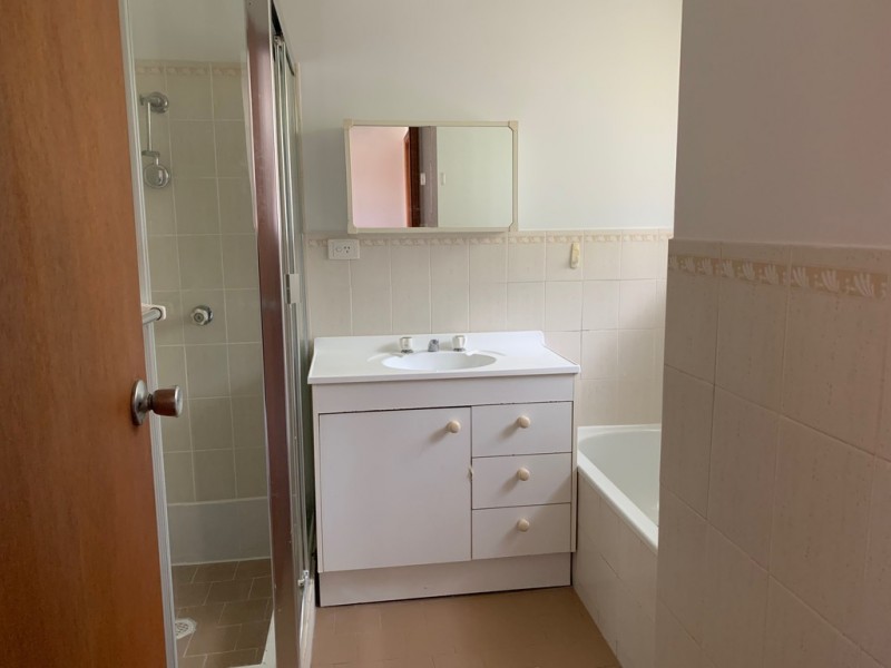 2/5 Macquarie Avenue, Campbelltown NSW 2560