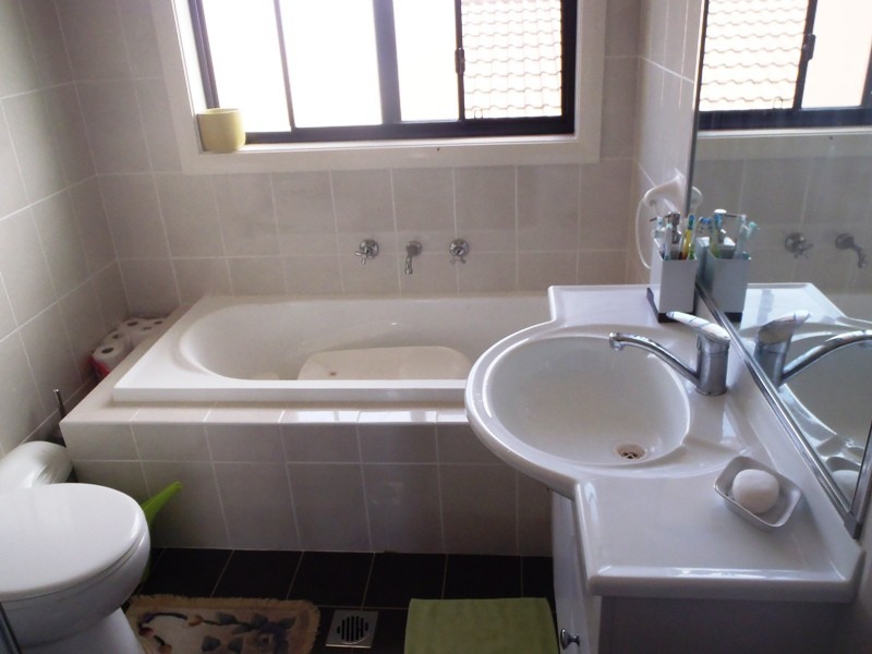 6B Waratah Crescent, Macquarie Fields NSW 2564