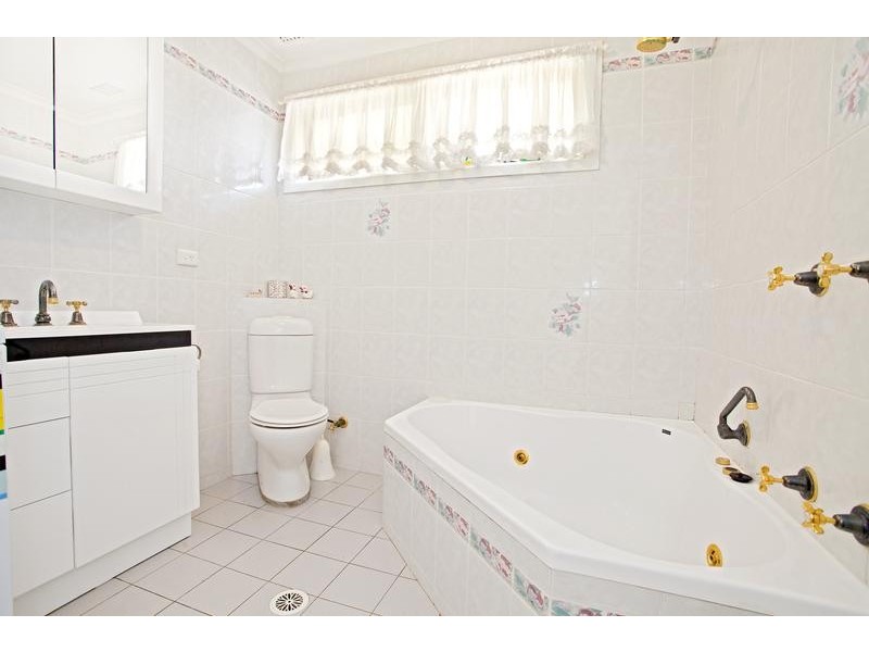 6 Curran Avenue, Macquarie Fields NSW 2564