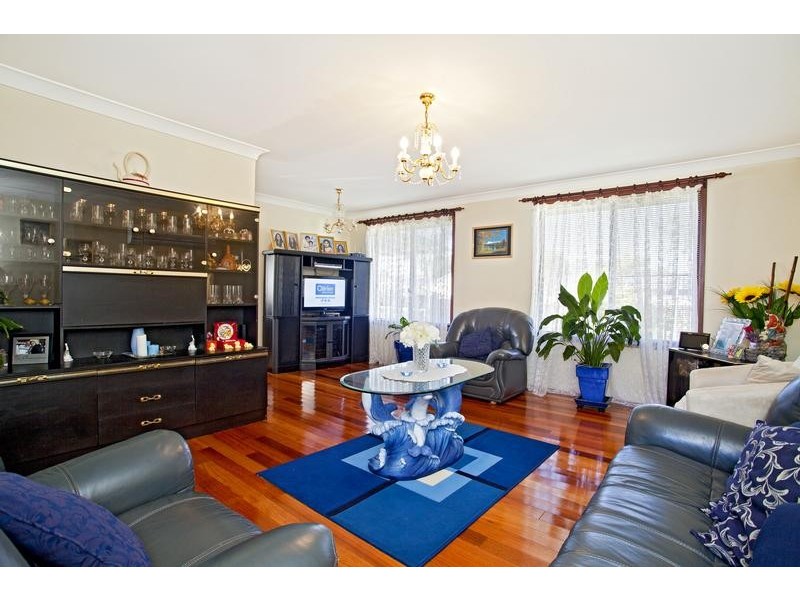 6 Hyacinth Avenue, Macquarie Fields NSW 2564